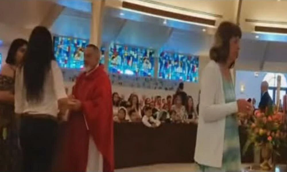 ΗΠΑ: Ιερέας σε αμόκ δάγκωσε γυναίκα κατά τη Θεία Μετάληψη